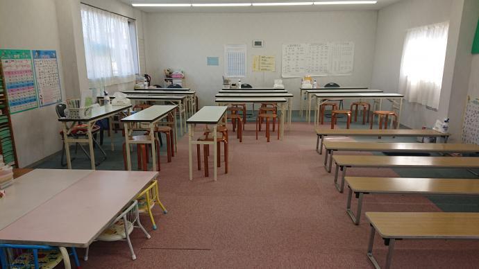 広々とした教室で席は間隔をとり、消毒も徹底、換気扇は常時回しています。