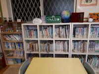 図書スペース。年齢に合った絵本などをご紹介もできます。貸出可能の絵本もあります。