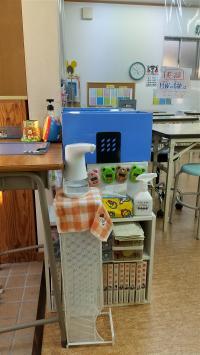 コロナ感染予防の為<br />
手指や机等の<br />
消毒液を設置