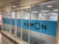 アスト２Ｆテナントにて　ＫＵＭＯＮブルーのステッカーが目印です