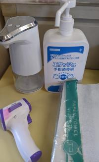 アルコール消毒、検温、マスク着用をチェックしてからの入室をお願いしています。