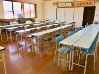 教室では、生徒の皆さんが集中して学習しています。