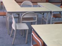 一人で学習できるよう幼児席で学び自立席に巣立っていきます。