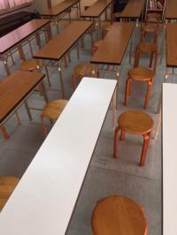 入会したての子は、私たちの目の届く席で学習します。