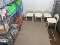 待合スペースで送り迎えを待ちます。