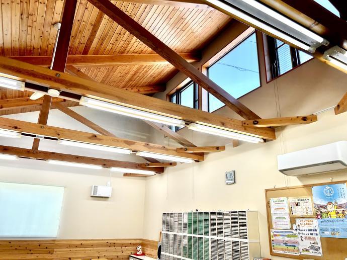 天井も高く、明るい教室です