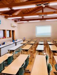 幼児さん用の机と、背もたれのあるイスがあります。小さいお子さまも安心してください