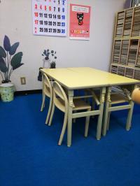 小さなお子様のサイズに合わせた机と椅子。一人ひとり対面指導をしています。