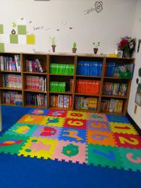 子どもたちが本を読んだり、教材手に取って調べたりできる自由なスペースです。