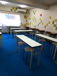 一人でできるようになったら、この机でお兄さんやお姉さんと一緒に学習できます。