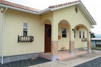 県道65号沿い、中学校より少し北に行ったところにあります。