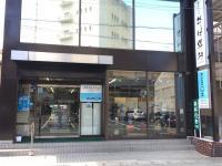 入口からお入りいただき、２階へお上がりください。<br />
