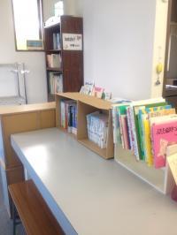 読書コーナーにはくもん文庫がそろっております。