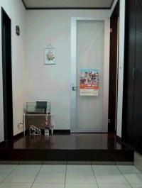 入口(玄関)です。お上がり頂き二階の教室へどうぞ。