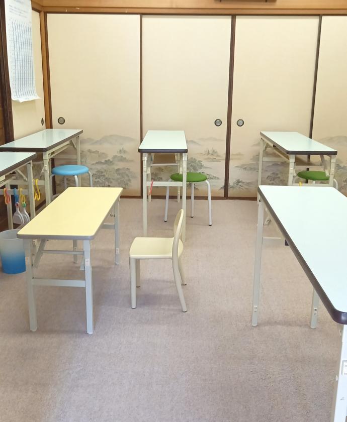 教室では1人１つの机で学習でき、学習状態をしっかり見られます。