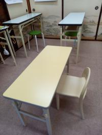 幼児さんは安全な低い机で学習できます。