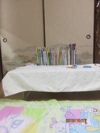 低い机で学習します。 親子でだっこして学習できます。<br />
寝かせることもできます。