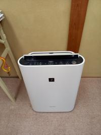 教室内は常に換気を心がけています。空気清浄機を置いています。