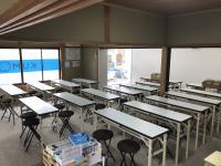 教室内部は明るく学習に集中できる空間です。