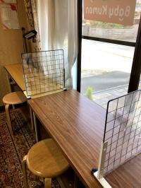 感染防止のため、パーテーションを設けました。