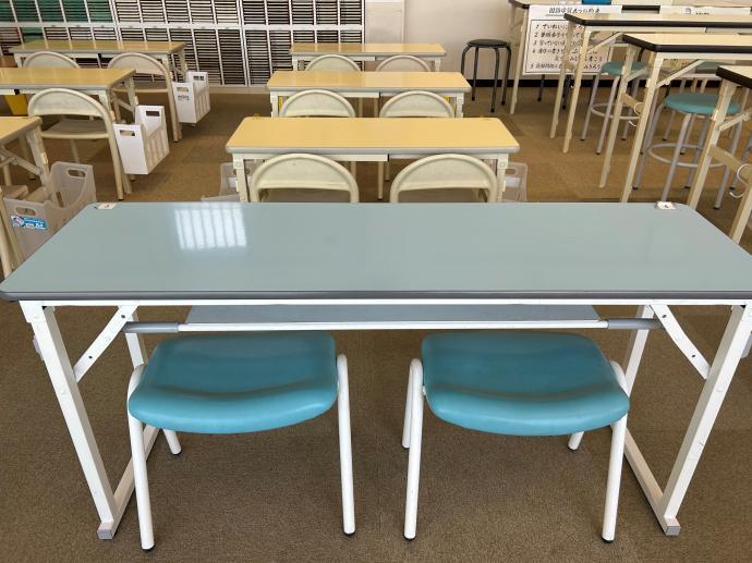 体の大きさに合わせた机といすをご用意しております。