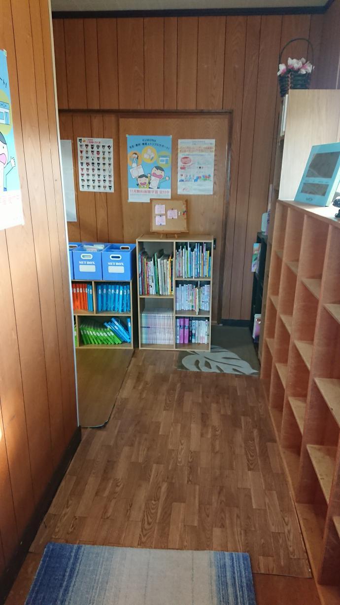 教室入り口には、ランドセル棚と本棚があります。