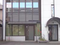 教室の外観です。教室はビルの２階です。