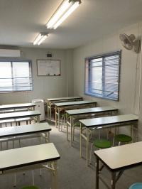 教室の内観です。空気清浄機や、換気機能付きのエアコンも、設置しています。