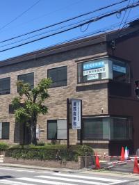 東側ドアから2階へお上がりください。<br />