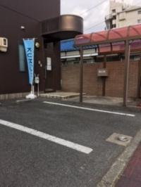 入り口付近に駐車場・駐輪場あり