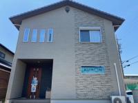 豊が丘小学校の目の前で、茶色の入り口です！<br />
駐車場があります。<br />
