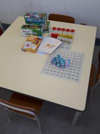 幼児さん席です。<br />
数字盤、カード、パズルも使いながら、楽しく学習して頂けます♪