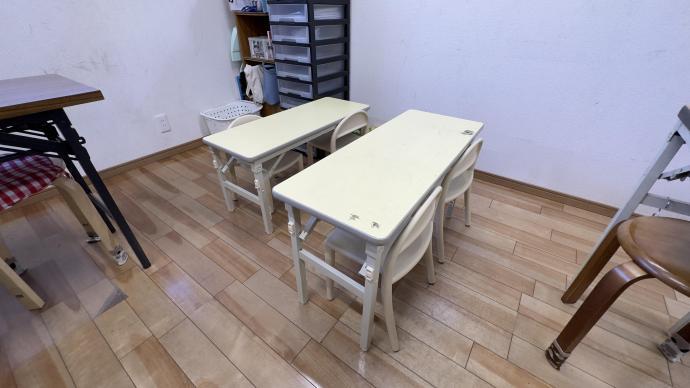 小さいお子様も学習できるよう幼児用の机と椅子をご用意しています。