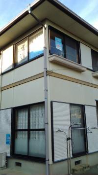 奥の階段を上がって2階が教室です。