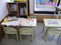 小さなお子様向専用のイスと机もご用意しています♪