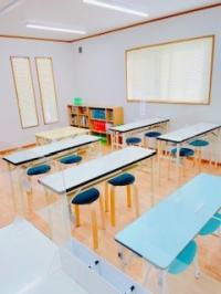 教室内は換気や感染症対策をして、明るく清潔な環境を整えております。