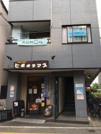 教室外観です。松陰神社前駅からすぐ、松陰神社商店街沿いです。