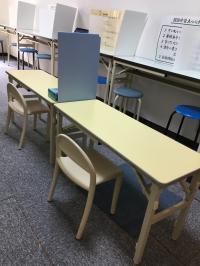 階段を2階に上がると教室があります。