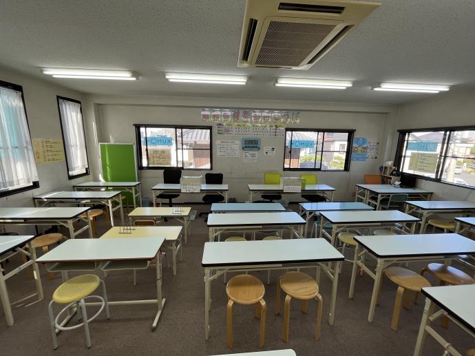 明るく広々とした自立学習室。前後のスタッフ席よりお子さまを見守ります