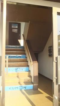 ベビーカーは1階に置けます。駐車場も広いのでご安心ください。