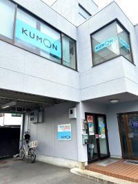 窓のステッカーが目印です!ポスターが貼ってある入口より2階までおあがりください。
