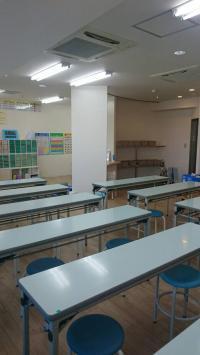 明るく清潔な教室。<br />
どの子も集中して学習しています。