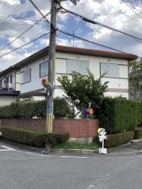 桜ヶ丘こども園から徒歩5分の住宅街の中にあります。カラフルで大きな風車が目印です