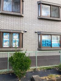 窓のポスターが目印です☆ぜひお問い合わせください♪