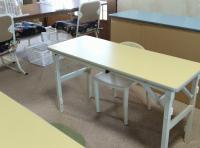 かわいいサイズの背もたれ付き椅子と幼児用机。