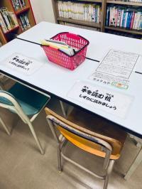 待合スペースには本をたくさん用意しています。