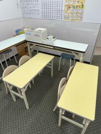 幼児さんも座れる机・イスをご用意しています。