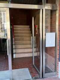 西大津ビル2階です。ベビーカーは、エレベーターでおあがりください。