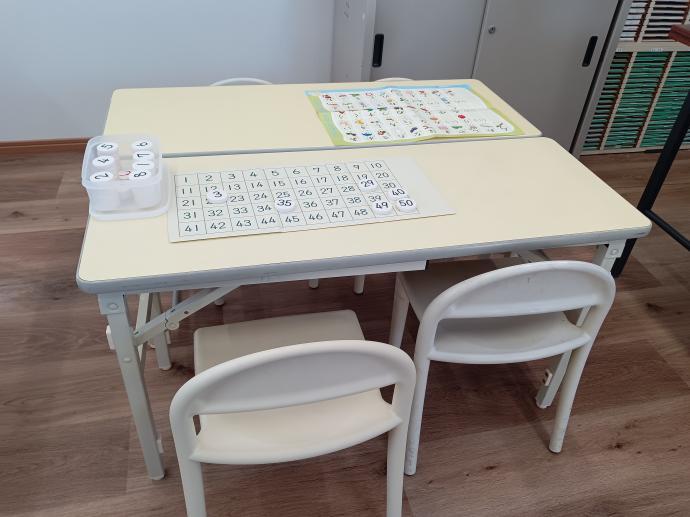 幼児さんでも学習しやすいよう、専用の机・いすを用意しています。