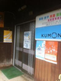 会場入り口通路右手の玄関口からお入りください。